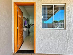 una porta aperta di una casa con balcone di Apt Novo prox Paraguai e Itaipu a Foz do Iguaçu