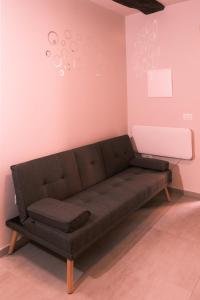 a couch in a room with a pink wall at La Ponzianina in Spoleto