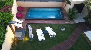 an overhead view of a backyard with a pool and chairs at Lida Garden Studio in Anavyssos
