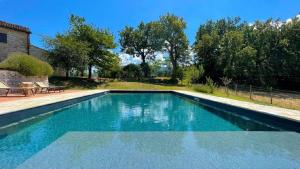 a swimming pool in front of a house at Ferienhaus für 12 Personen in Cagli, Marken Provinz Pesaro-Urbino in Cagli