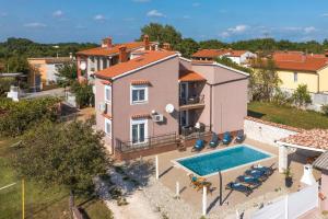 eine Luftansicht eines Hauses mit Pool in der Unterkunft Ferienhaus für 10 Personen in Belavici, Istrien Bucht von Raša - b54750 in Hreljići