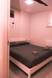 a bedroom with a bed in a pink room at La Ponzianina in Spoleto