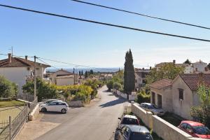 eine Stadtstraße mit auf der Straße geparkten Autos in der Unterkunft Ferienhaus für 12 Personen in Preantura, Istrien Istrische Riviera in Premantura