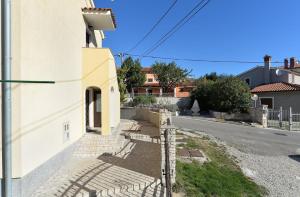 ein Haus an der Seite einer Straße in der Unterkunft Ferienhaus für 12 Personen in Preantura, Istrien Istrische Riviera in Premantura