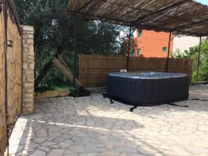 einen Whirlpool auf einer Terrasse mit einem Zaun in der Unterkunft Ferienhaus für 12 Personen in Preantura, Istrien Istrische Riviera in Premantura