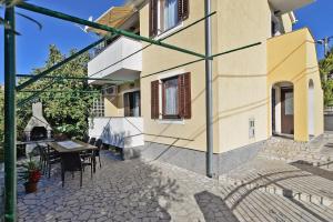 eine Terrasse eines Hauses mit einem Tisch und Stühlen in der Unterkunft Ferienhaus für 12 Personen in Preantura, Istrien Istrische Riviera in Premantura + 14 Fotos