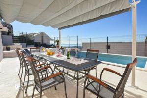 Μπαλκόνι ή βεράντα στο Ferienhaus mit Privatpool für 12 Personen ca 280 qm in Split-Kucine, Dalmatien Mosor