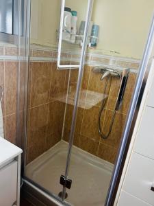 a shower with a glass door in a bathroom at HABITACIÓN DOBLE o TRIPLE CORAZON DE RUZAFA in Valencia