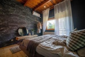 - une chambre avec un lit avec un miroir et une fenêtre dans l'établissement FoxForest Vendégház, à Zalakaros