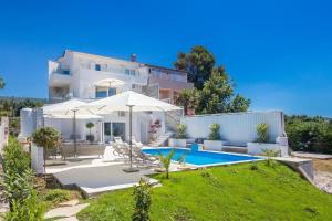 Bazén v ubytovaní Ferienhaus mit Privatpool für 12 Personen ca 254 qm in Punat, Kvarner Bucht Krk alebo v jeho blízkosti