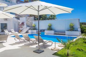 Bazén v ubytovaní Ferienhaus mit Privatpool für 12 Personen ca 254 qm in Punat, Kvarner Bucht Krk alebo v jeho blízkosti