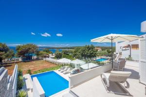 Bazén v ubytovaní Ferienhaus mit Privatpool für 12 Personen ca 254 qm in Punat, Kvarner Bucht Krk alebo v jeho blízkosti