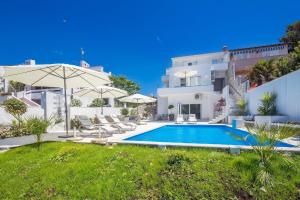 Bazén v ubytovaní Ferienhaus mit Privatpool für 12 Personen ca 254 qm in Punat, Kvarner Bucht Krk alebo v jeho blízkosti