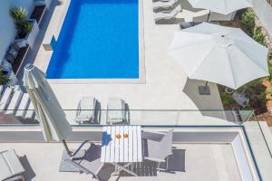 Bazén v ubytovaní Ferienhaus mit Privatpool für 12 Personen ca 254 qm in Punat, Kvarner Bucht Krk alebo v jeho blízkosti