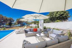 Bazén v ubytovaní Ferienhaus mit Privatpool für 12 Personen ca 254 qm in Punat, Kvarner Bucht Krk alebo v jeho blízkosti