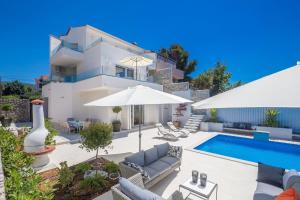 Bazén v ubytovaní Ferienhaus mit Privatpool für 12 Personen ca 254 qm in Punat, Kvarner Bucht Krk alebo v jeho blízkosti