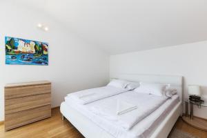 Posteľ alebo postele v izbe v ubytovaní Ferienhaus mit Privatpool für 12 Personen ca 254 qm in Punat, Kvarner Bucht Krk