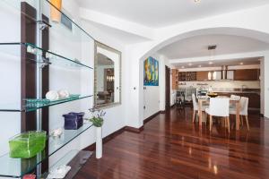 Kuchyňa alebo kuchynka v ubytovaní Ferienhaus mit Privatpool für 12 Personen ca 254 qm in Punat, Kvarner Bucht Krk
