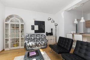 Televízia a/alebo spoločenská miestnosť v ubytovaní Ferienhaus mit Privatpool für 12 Personen ca 254 qm in Punat, Kvarner Bucht Krk