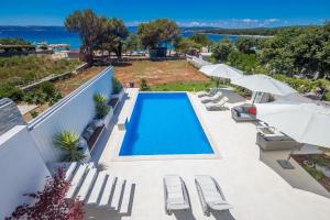 Bazén v ubytovaní Ferienhaus mit Privatpool für 12 Personen ca 254 qm in Punat, Kvarner Bucht Krk alebo v jeho blízkosti