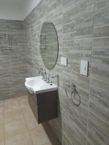 ein Bad mit einem Waschbecken und einem Spiegel in der Unterkunft Complejo Bru-Mar 