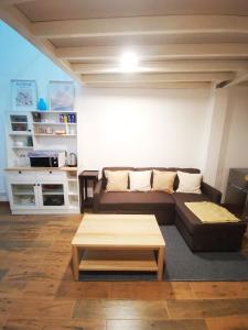 Proud Room & wifi في شمال باتايا: غرفة معيشة مع أريكة وطاولة قهوة