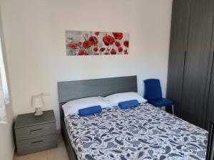 羅列特海岸的住宿－Piso Andrea，卧室配有一张床,墙上挂有绘画作品