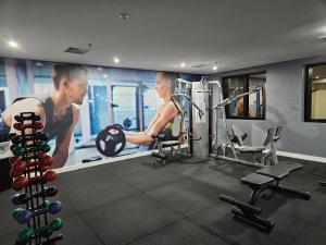 a man and a woman in a gym at Flat Hotel Slaviero Guarulhos in Guarulhos