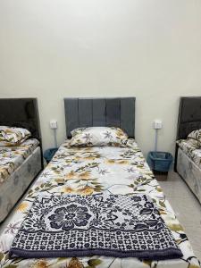 Guesthouse tesisinde bir odada yatak veya yataklar