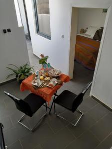 a table and chairs in a living room at Studio Cozy in Sali Tapé
