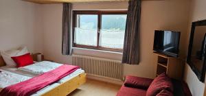 Pension- Zigjam-Panorama Aussicht auf 1200m的电视和/或娱乐中心