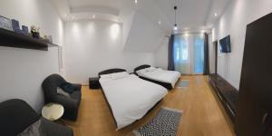 um quarto com uma cama e um sofá em Hillside em Oradea