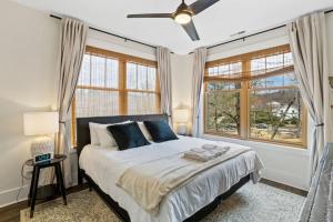 una camera da letto con un letto e una grande finestra di The Appalachian a Blowing Rock