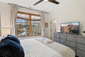 una camera con letto, TV e cassettiera di The Appalachian a Blowing Rock