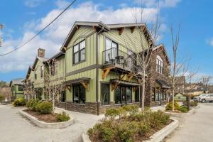 una casa verde con un balcone su una strada di The Appalachian a Blowing Rock