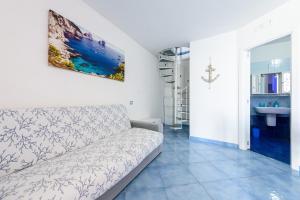 ein Wohnzimmer mit einem Sofa und einem Gemälde an der Wand in der Unterkunft Appartamento Relais sul mare 6 ospiti in Meta