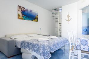 ein weißes Schlafzimmer mit einem Bett und einer Treppe in der Unterkunft Appartamento Relais sul mare 6 ospiti in Meta