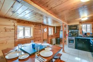 una cucina con tavolo e sedie in una cabina di Downtown Salida Cottage with Fireplace and Yard! a Salida
