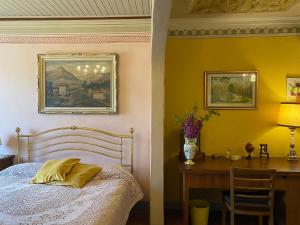 カルミニャーノにあるB&B La Roccaのベッドルーム1室(ベッド1台、デスク、テーブル付)