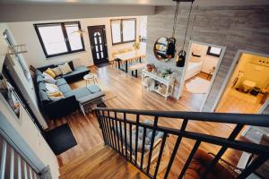 Una vista aérea de una sala de estar con un sofá. en NorthSpot Cabin, en Horodnic de Sus