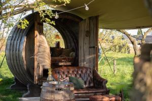 un canapé installé à l'intérieur d'un tonneau de vin dans l'établissement Tiny Wineyhouse 3, à Zennewijnen