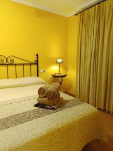 een slaapkamer met een bed met een teddybeer erop bij Bahía de Vera Apartamento Helio in Vera