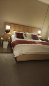Habitación de hotel con cama grande y 2 almohadas en شقق سكاي الفندقية, en Arar