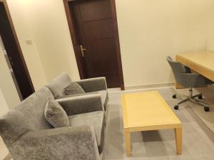 a living room with a couch and a table at شقق سكاي عرعر الفندقية in Arar