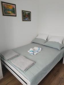 巴尼亚科维利亚查Апартман Љесковац的一张铺着两条毛巾的床