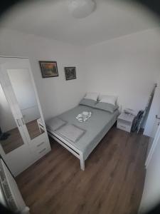 巴尼亚科维利亚查Апартман Љесковац的带床和镜子的卧室 更多16张照片