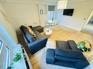 uma sala de estar com dois sofás e uma mesa em aday - Randers Beautiful Central 2 bedrooms Apartment em Randers