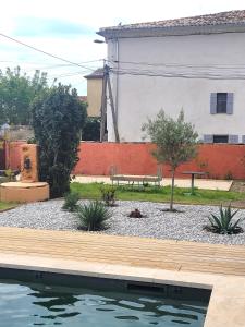 Bazén v ubytování Gîte l'atelier de Phil et Delfe nebo v jeho okolí