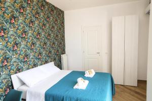 um quarto com uma cama azul e papel de parede floral em Panoramic centre in Naples em Nápoles