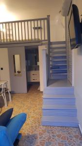 een trap in een woonkamer met een trap bij Studio avec piscine, idéalement situé in Saint-Claude